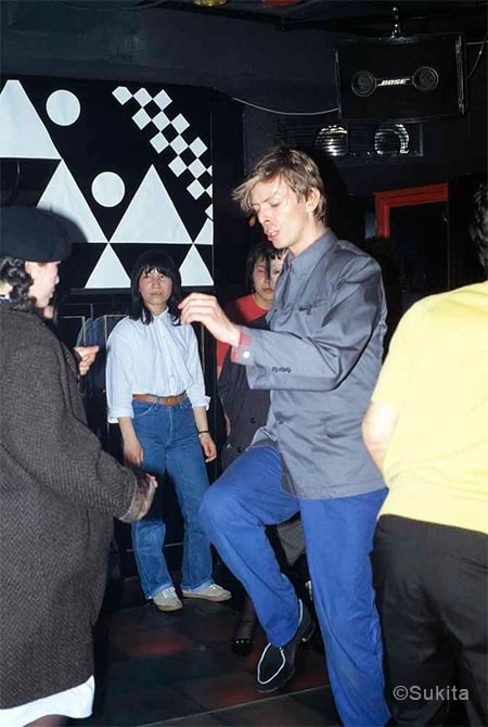 膝を高く上げて踊るボウイ