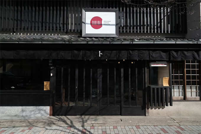 TORIBA COFFEEの店前